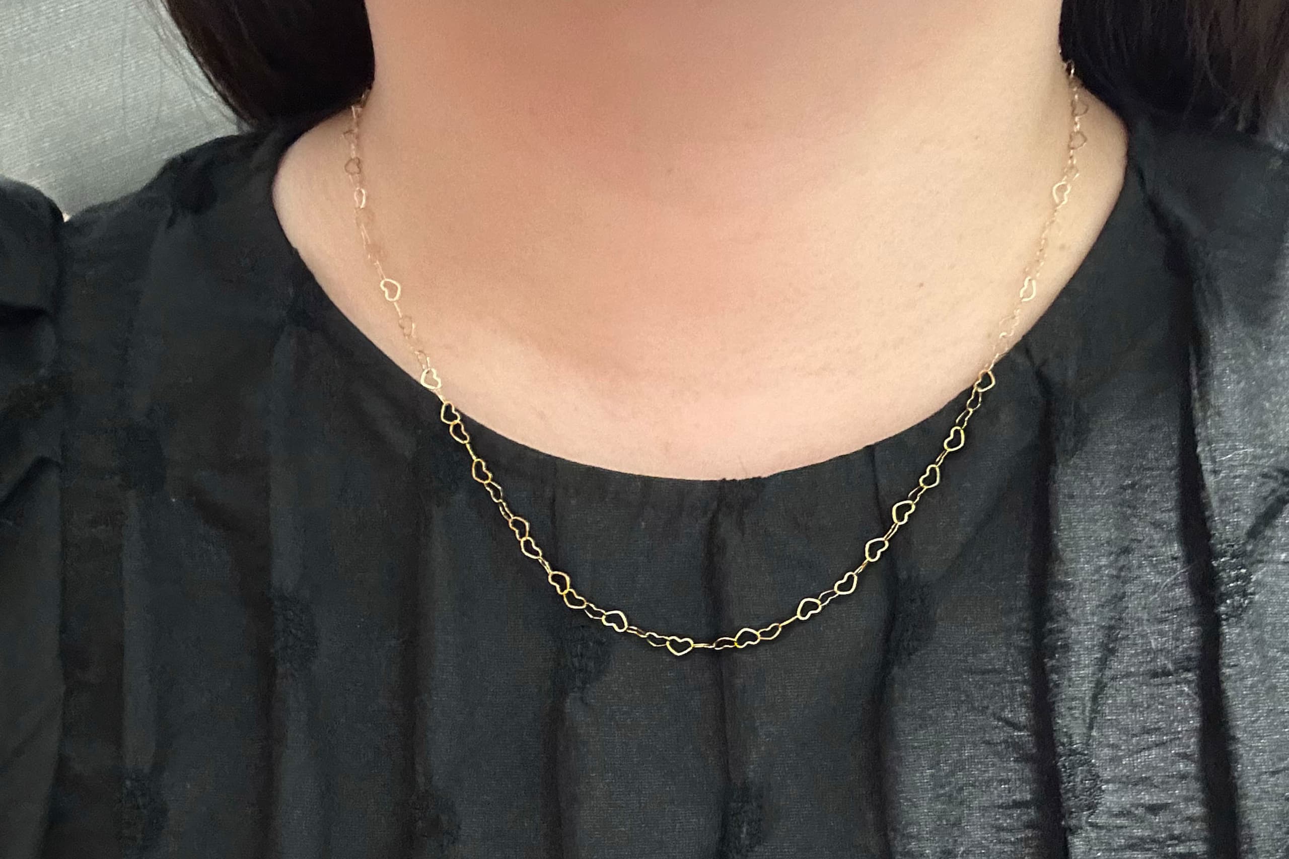 “Our love is like a flowing river.” Chain necklace(着用写真)